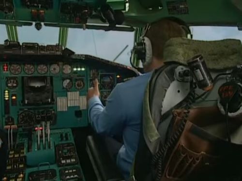 Aeroport S1E17 Tu-154-cockpit.jpg