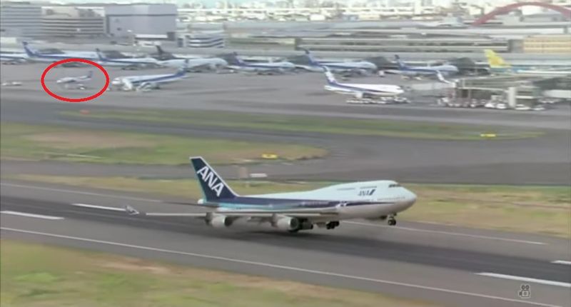 File:HappyFlight08 06-airport.jpg